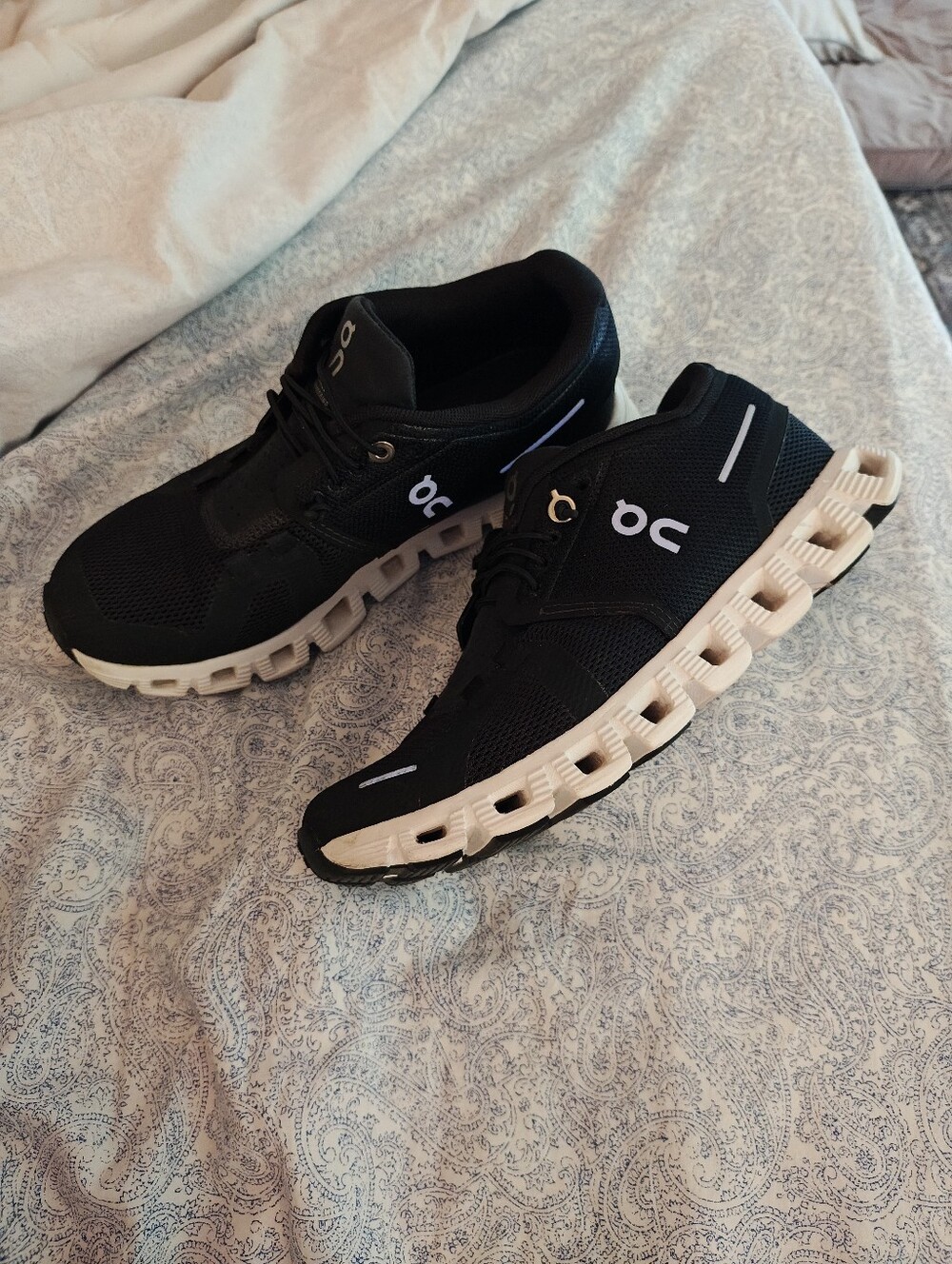 On Running Cloud 5 Women's Running Shoe Size 5 Black and White